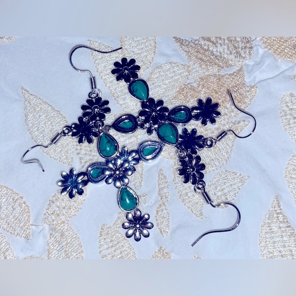 NWT Silver Flowers w/Turquoise Dangling Earrings- About 2.5” Long- Cute w/Jeans - Picture 6 of 16